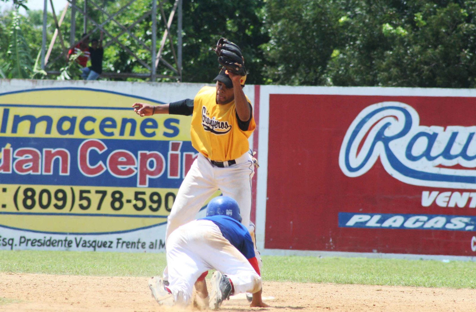 Acción del juego Típicos y Granjeros en la liga de Verano de Beisbol Profesional